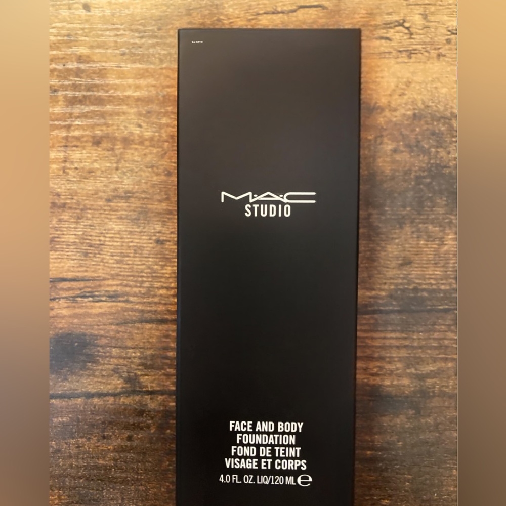 MAC Jumbo Studio Radiance Face and Body Radiant Sheer Foundation N1